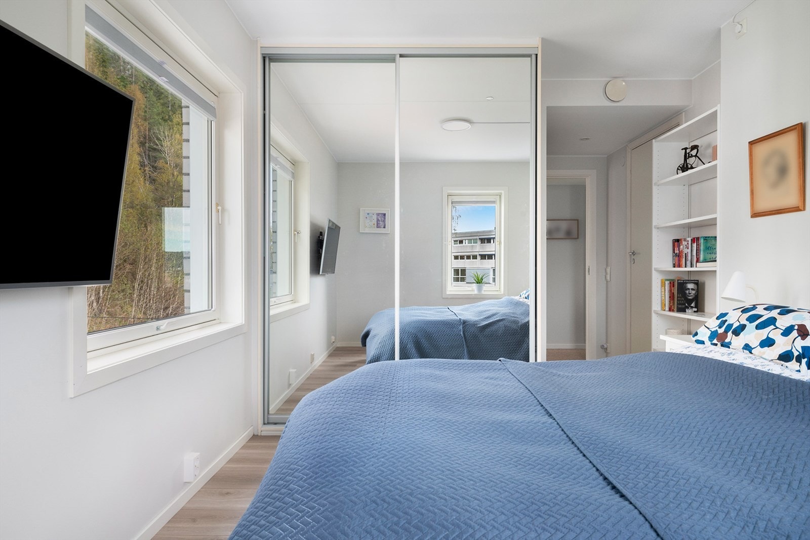 Her er det etablert en romslig skyvedørsgarderobe som sikrer god oppbevaring. Galleribilde