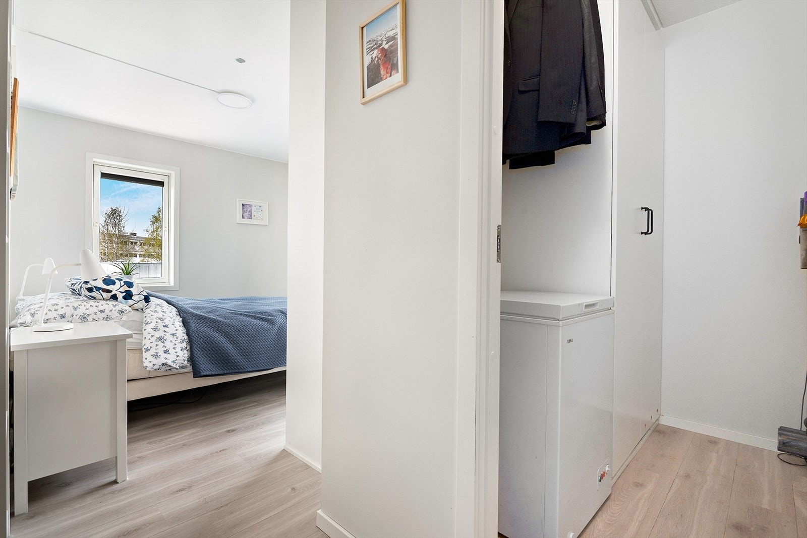 Fra hovedsoverommet er det også adkomst til en innvendig bod, perfekt for ekstra oppbevaring eller som walk-in closet. Her er det i dag plassert en ekstra fryser. Galleribilde