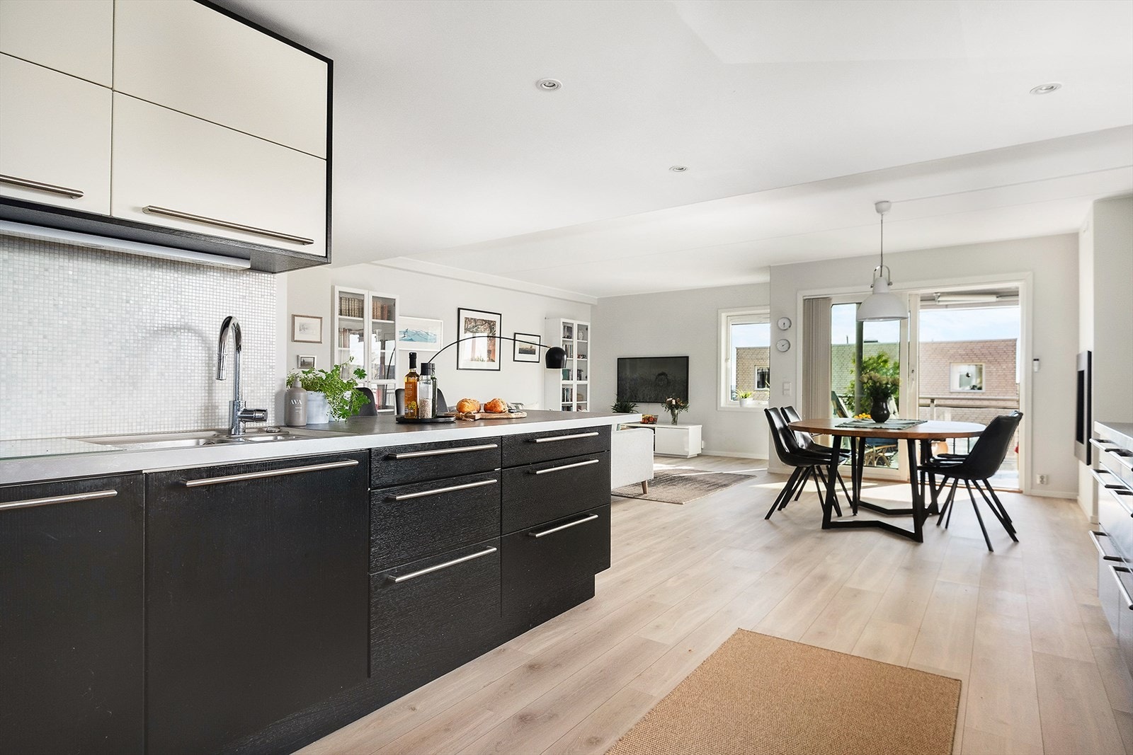 Meget god planløsning med stor og lys hjørnestue, god plass til både stort spisebord og romslig sofagruppe, hyggelig gasspeis og utgang til solrik balkong. Galleribilde