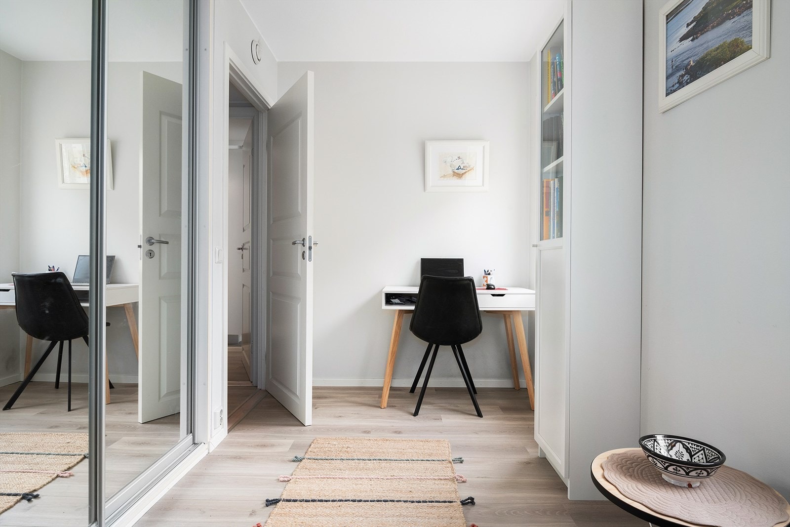 Rommet har etablert skyvedørsgarderobe som gir god oppbevaringsplass. Plass til skrivebord og stol til hjemmekontoret. Galleribilde