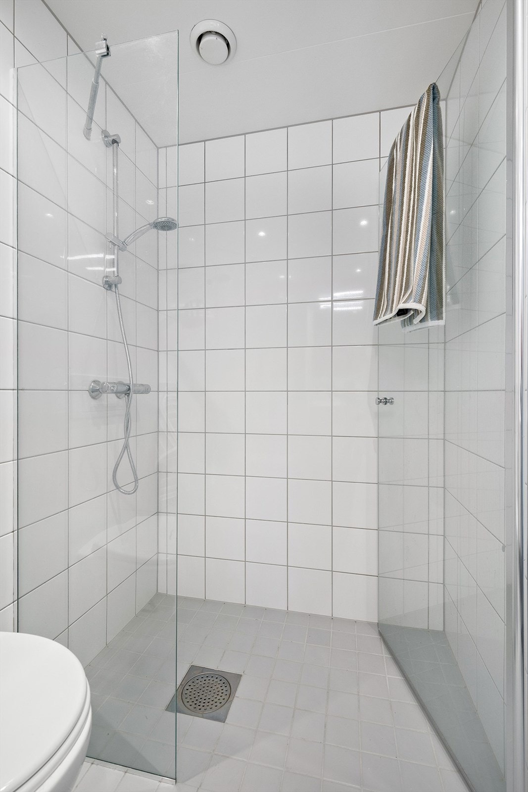 Stor dusjsone med glassdør på badet tilhørende hovedsoverom. Galleribilde