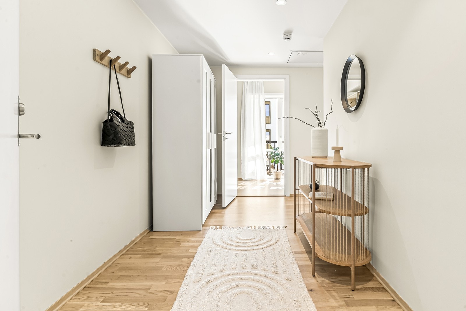 Vel inne er en romslig gang med knaggrekke og god plass til garderobe. Galleribilde