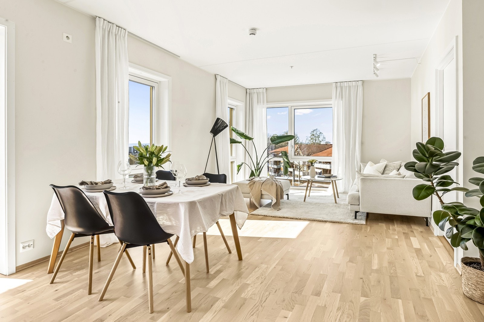 Stuen innbyr til sosiale sammenkomster, med lys og god planløsning. Galleribilde