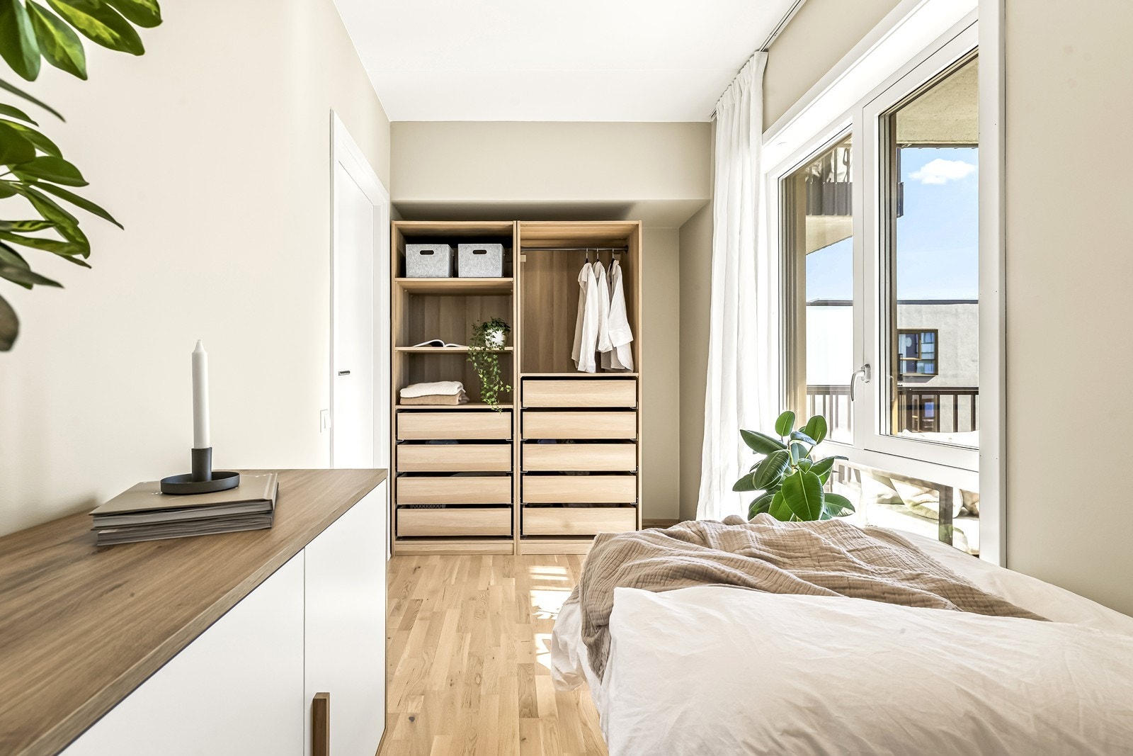 Soverom 2 er i dag innredet med enkeltseng og det er plass til garderobe (skap medfølger ikke). Galleribilde