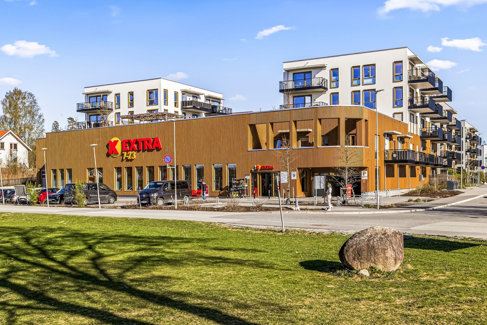 Dagligvarehandelen kan gjøres på Coop Extra som ligger praktisk til i byggets første etasje. Galleribilde