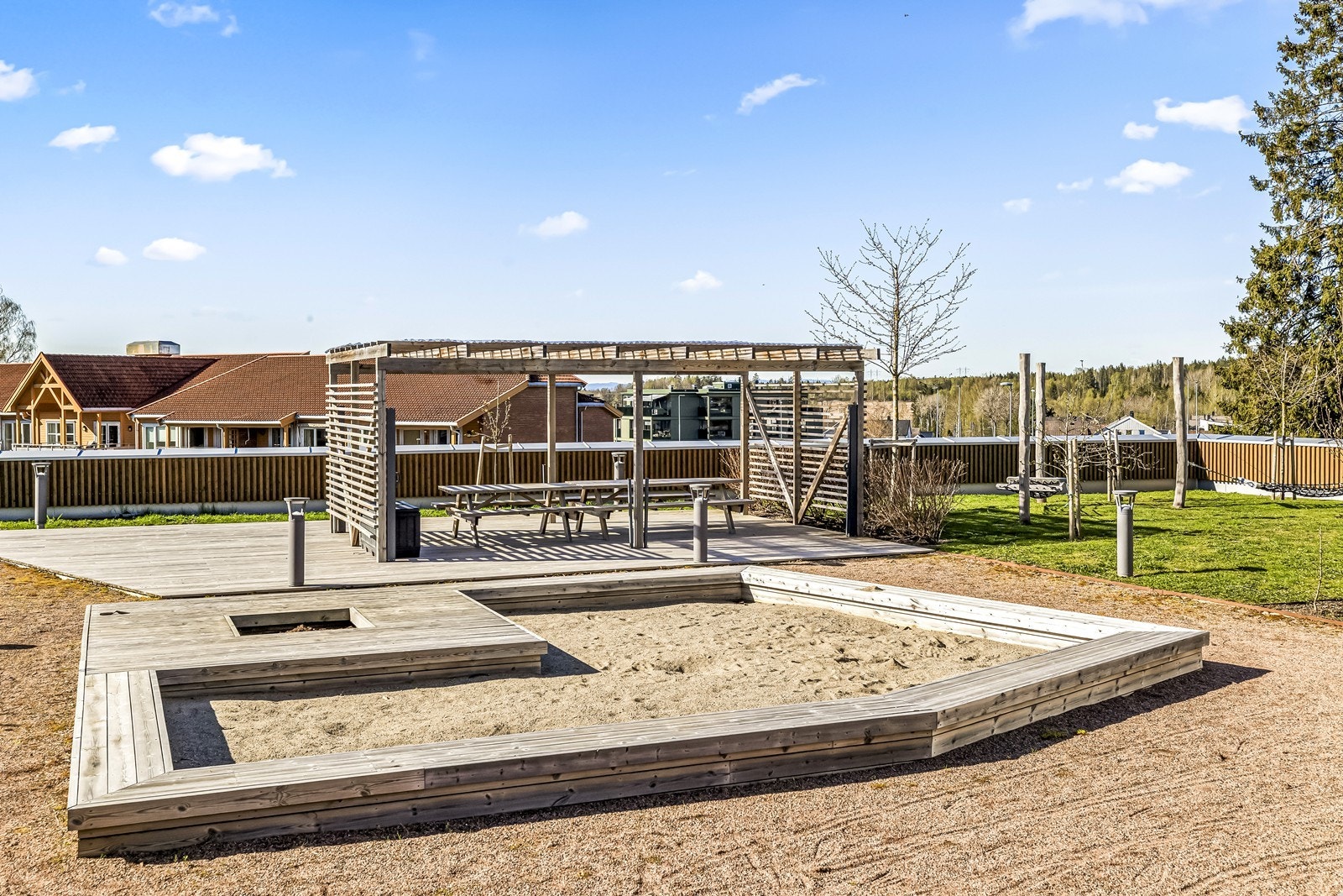 Takhagen er opparbeidet med bla. a. plenareal, sandkasse, lekestasjoner for de små og en hyggelig pergola. Galleribilde