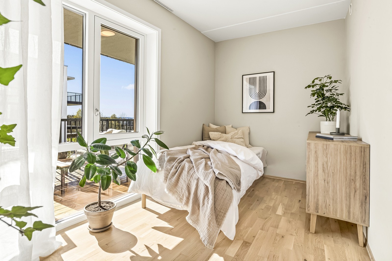 Soverom 2 utgjør et ypperlig barnerom, kontor eller gjesterom. Store vinduer slipper inn rikelig med dagslys. Galleribilde