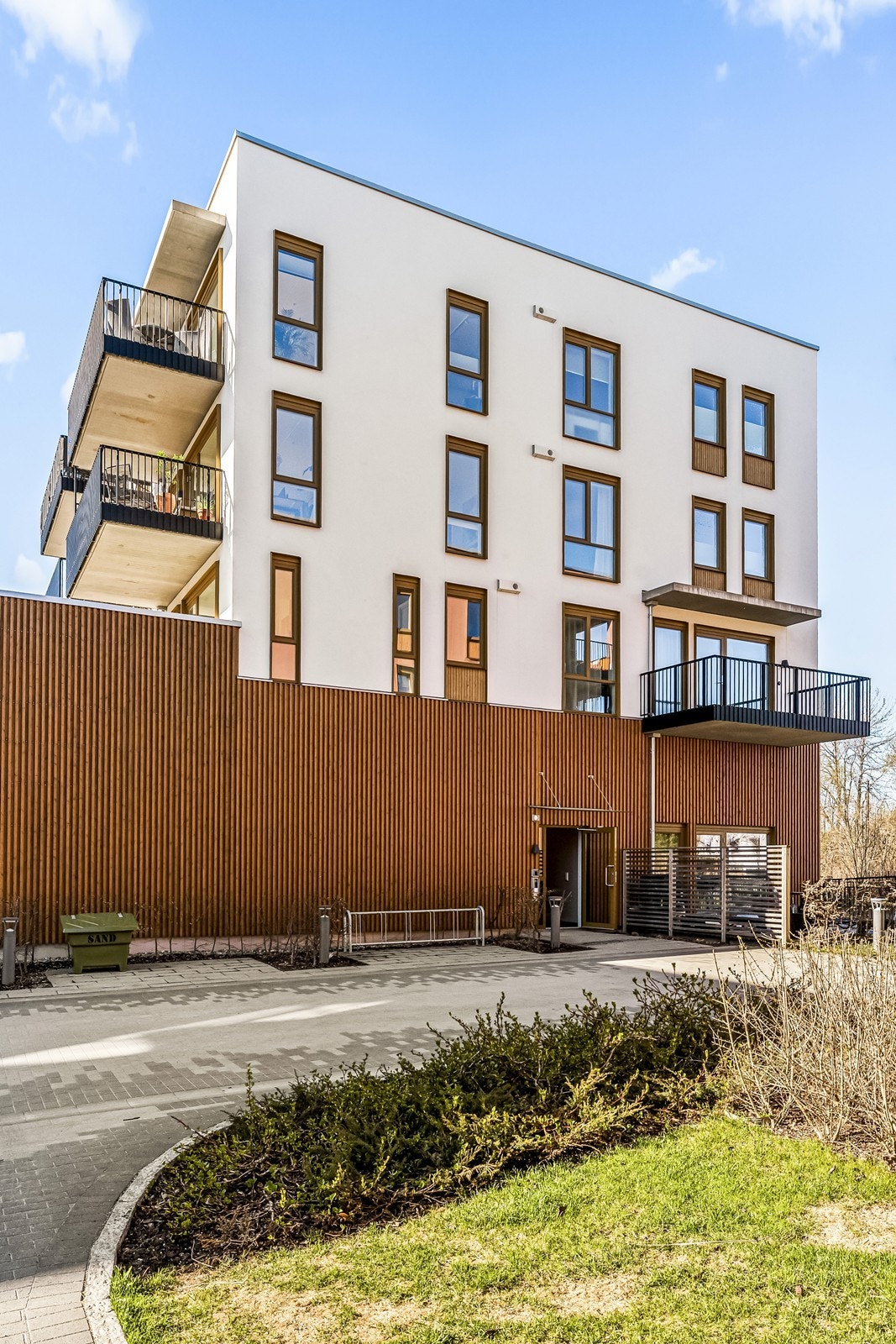 Det er enkel adkomst fra garasjeanlegg eller bakkeplan med heis til 3. etasje. Galleribilde