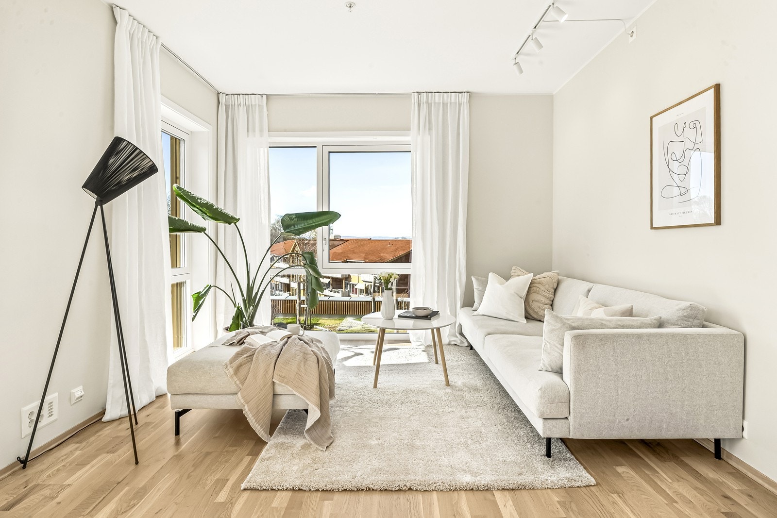Lys og god planløsning gir et allrom med møbleringsfrihet og mulighet for definerte soner. Galleribilde