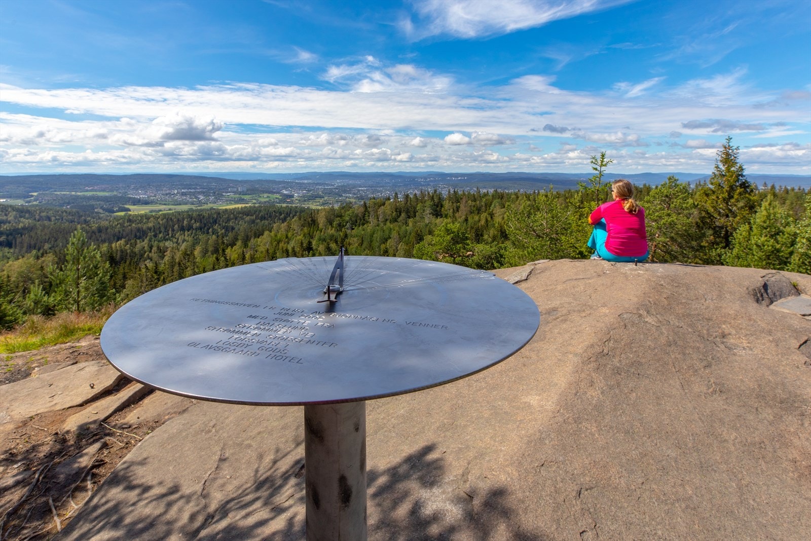 Fra Marikollen er det fine turstier i Østmarka til bla. Bjønnåsen som avbildet her med fantastisk utsikt. Bjønnåsen ligger på topp 10 av Romerikes toppturer. Galleribilde