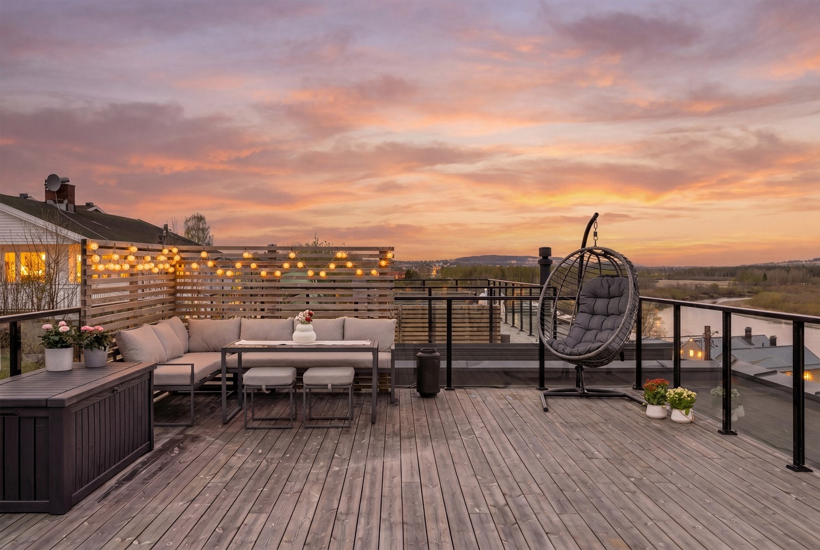 Boligen har en nydelig takterrasse på 46 kvm med herlige solforhold og fantastisk utsikt. Galleribilde