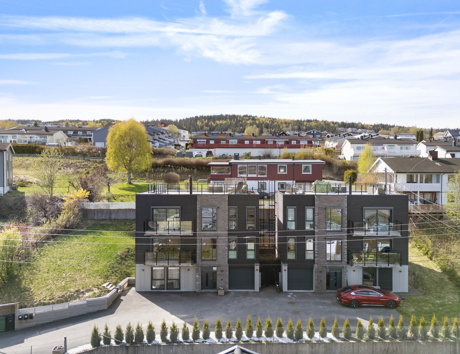 Eiendommen har en tilbaketrukket, rolig og barnevennlig beliggenhet på Fjerdingby i Rælingen kommune. Galleribilde