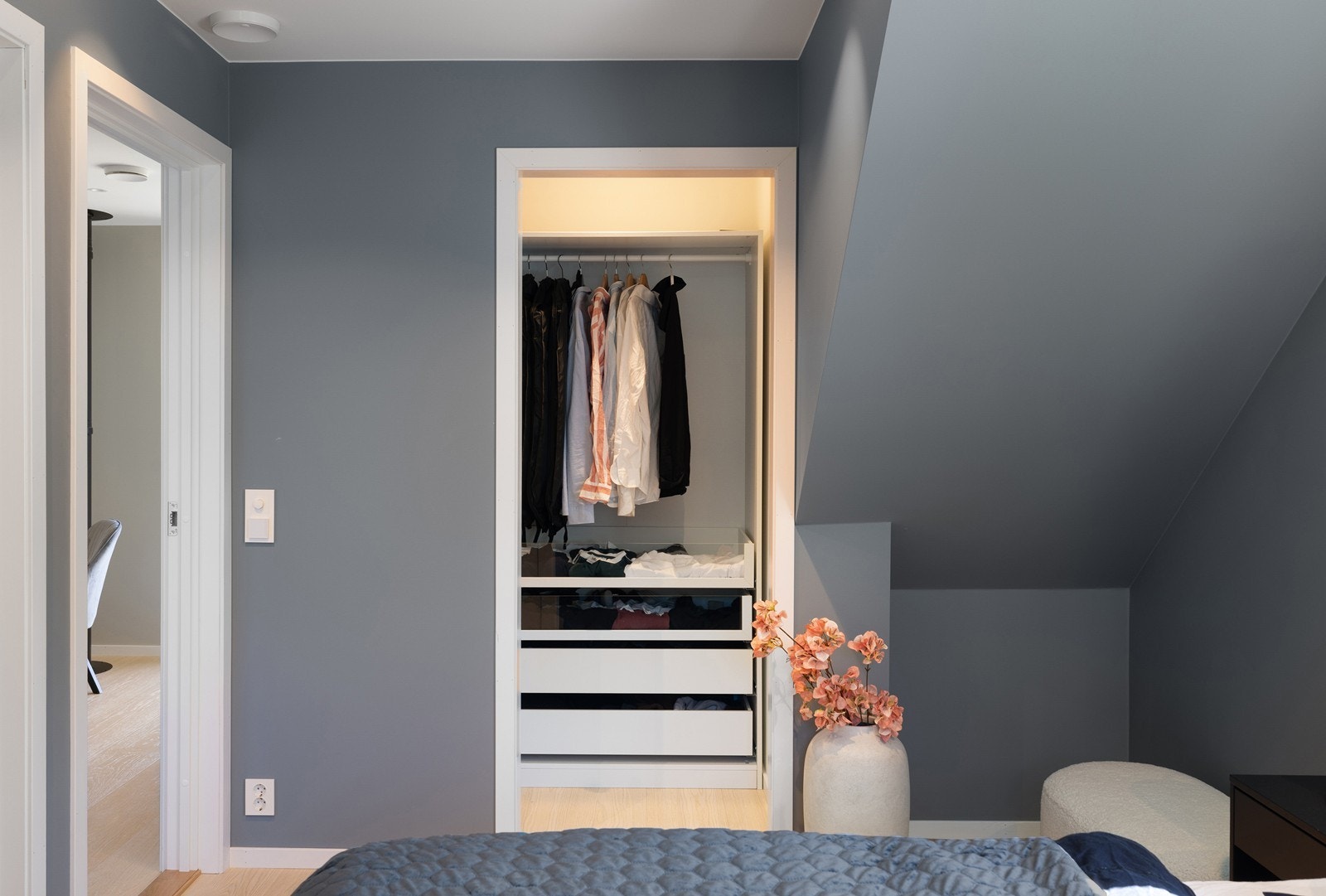 Walk-in garderobe er deilig luksus i hverdagen. Galleribilde