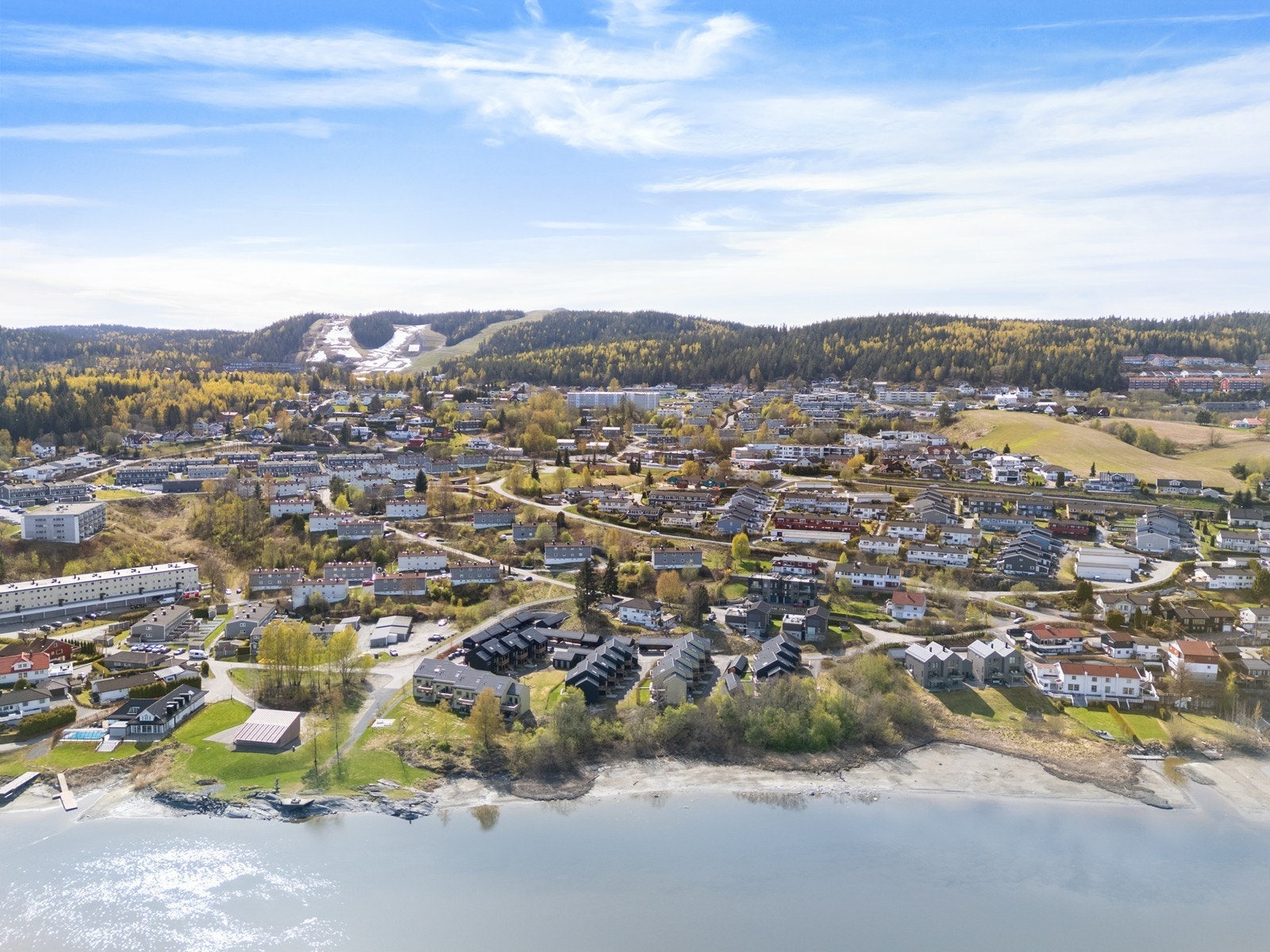 Det er nærbutikk på Fjerdingby (Kiwi) med postkontor og bensinstasjon kun en liten spasertur fra leiligheten. I Lillestrøm finner du Lillestrøm Torv med hele 80 butikker å velge i. Galleribilde