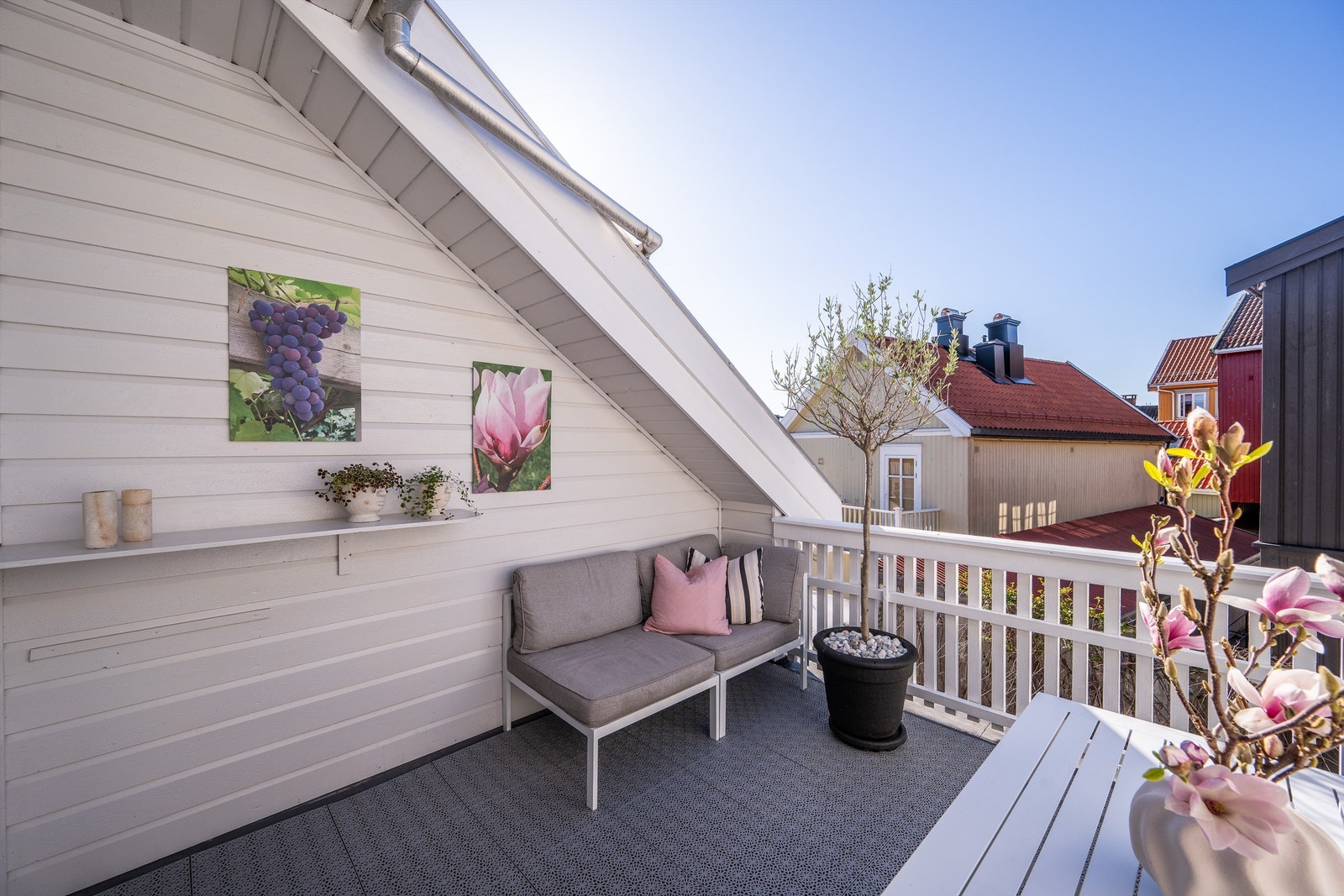 Takterrassen er en herlig, privat uteplass med god plass til utemøbler. Galleribilde
