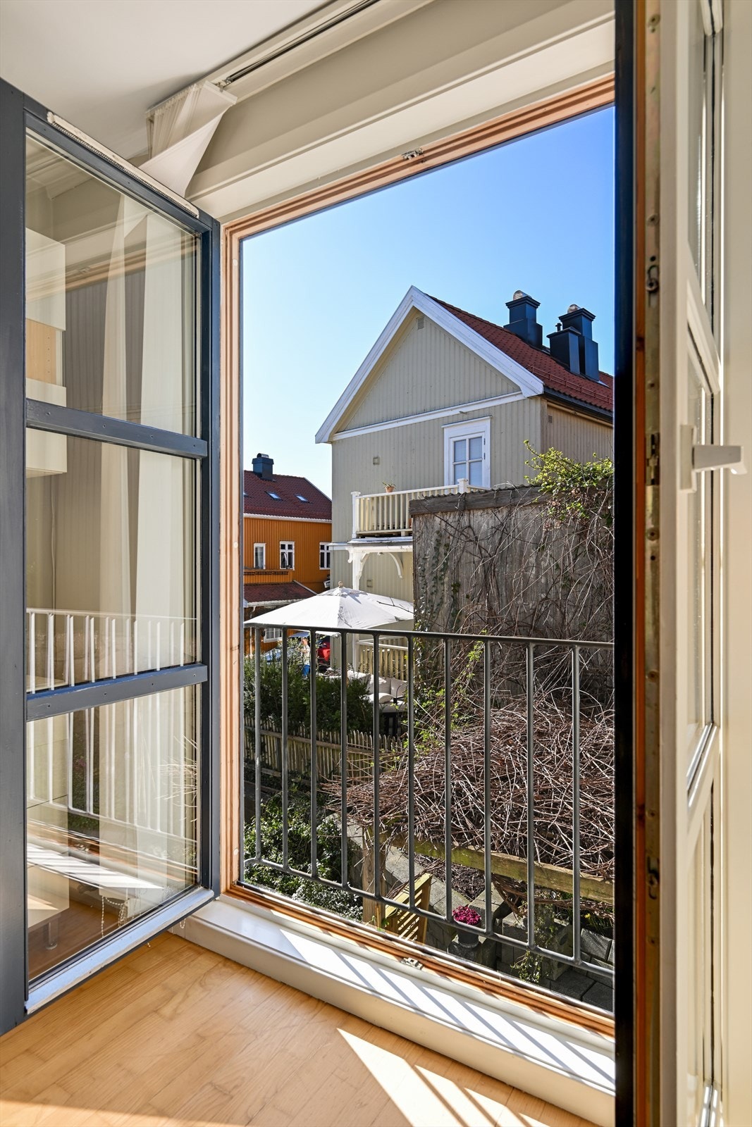 Utsikt fra den franske balkongen mot det hyggelige gårdsrommet. Galleribilde