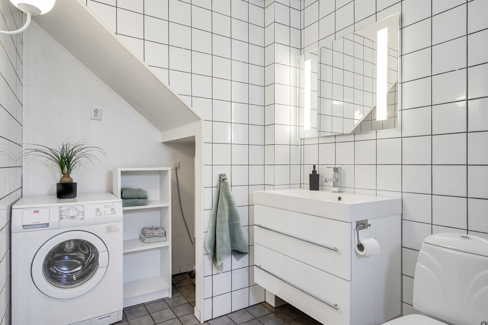 Rommet fungerer også som vaskerom, med praktisk opplegg for vaskemaskin. Galleribilde