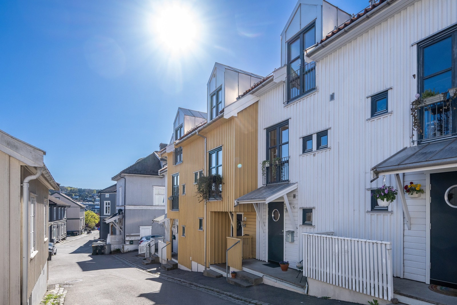 Boligen ligger i en rolig gate sentralt i Tønsberg. Galleribilde