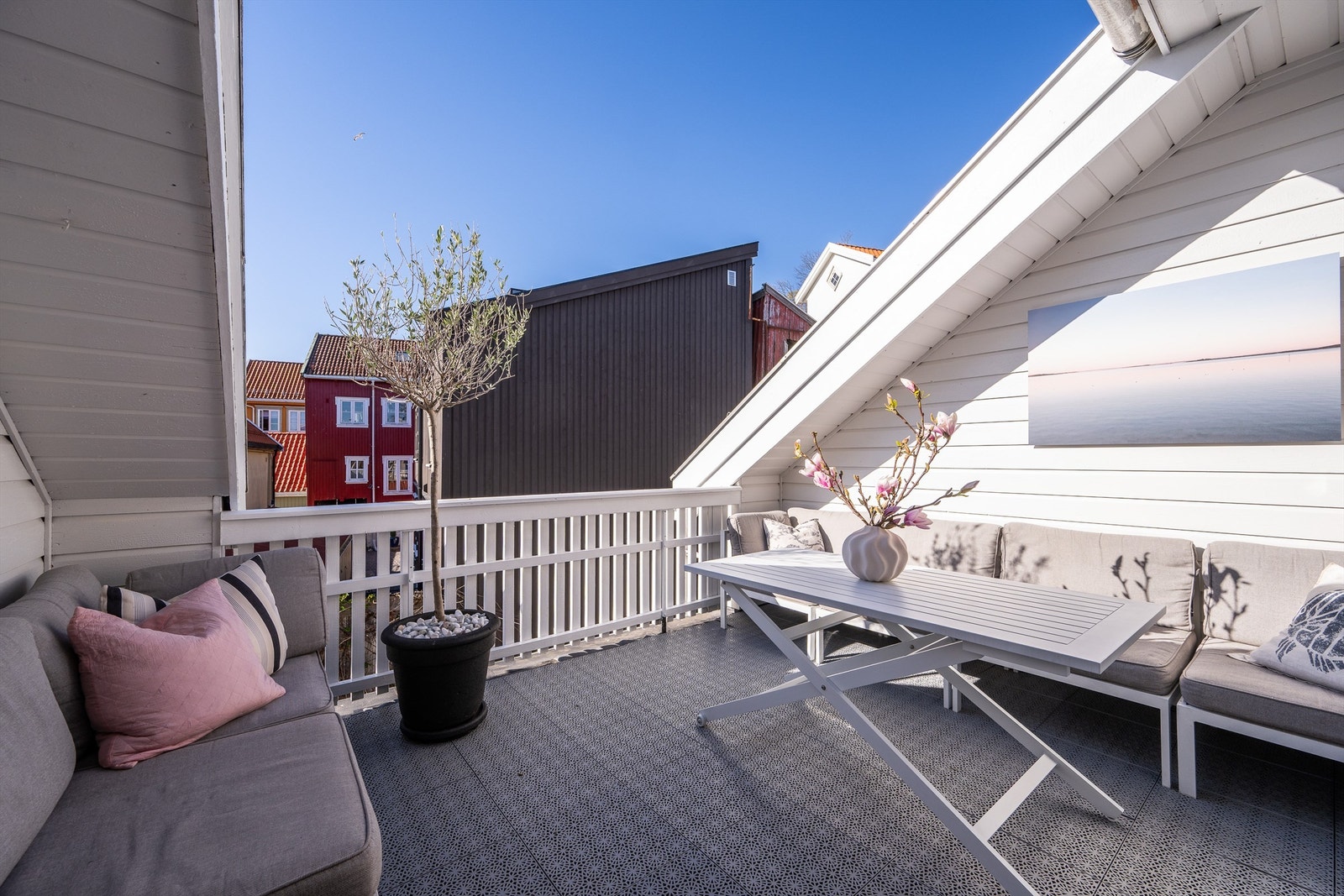 En perfekt plass for å nyte solen og utsikten over nærområdet. Galleribilde