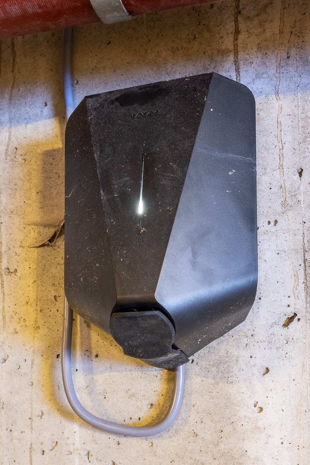 Det er installert elbillader på parkeringsplassen. Galleribilde