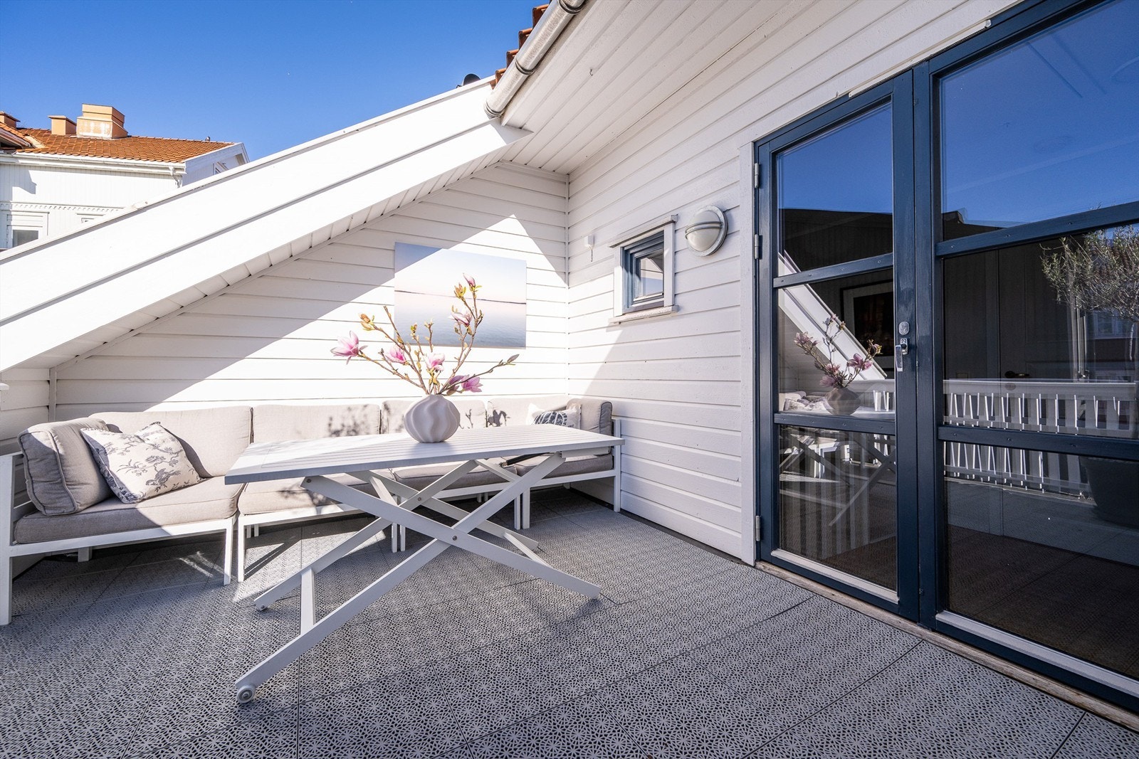 I toppetasjen venter en romslig takterrasse. Herfra har du utsyn over det sjarmerende nabolaget i Tønsberg sentrum. Galleribilde