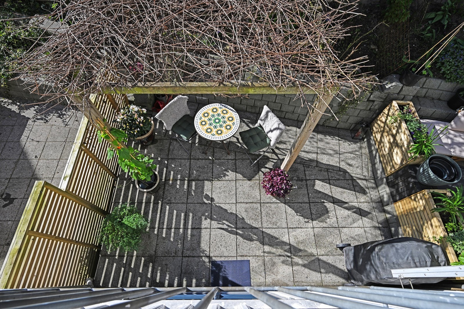 Oversikt over den private markterrassen, sett fra etasjen over. Galleribilde