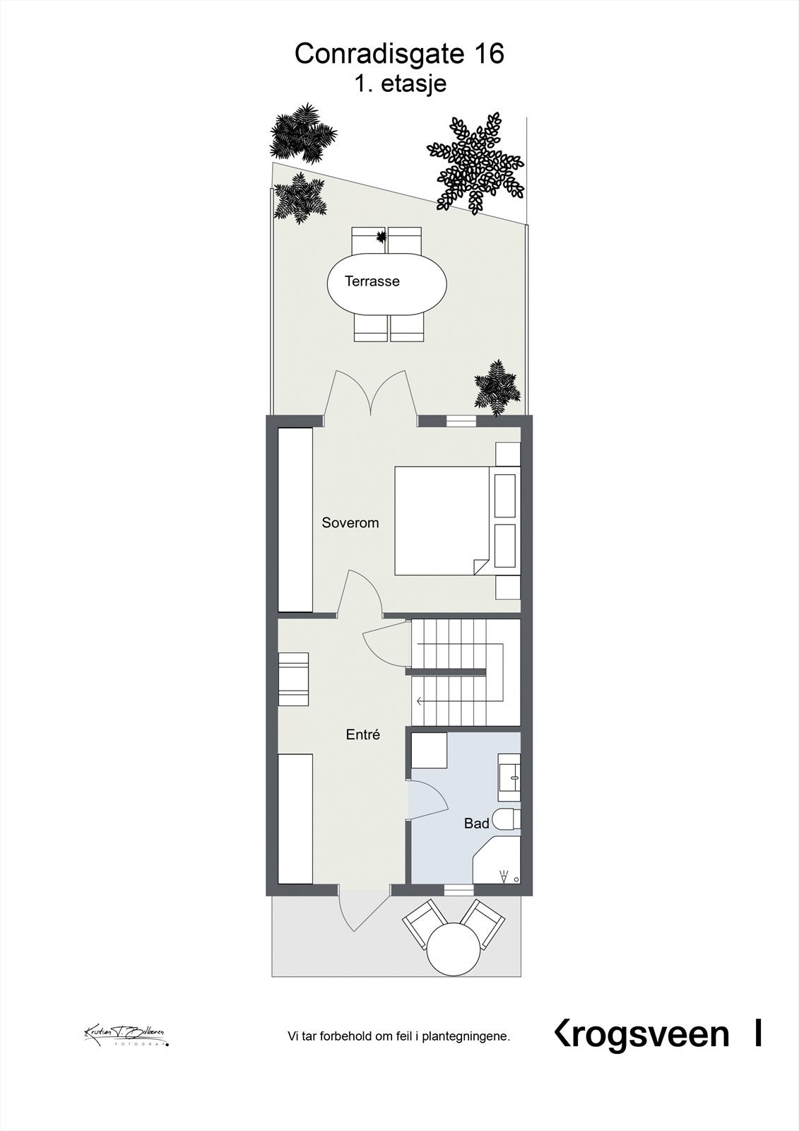 Første etasje er praktisk innredet med hall, bad/vaskerom og et soverom med utgang til markterrassen. Galleribilde