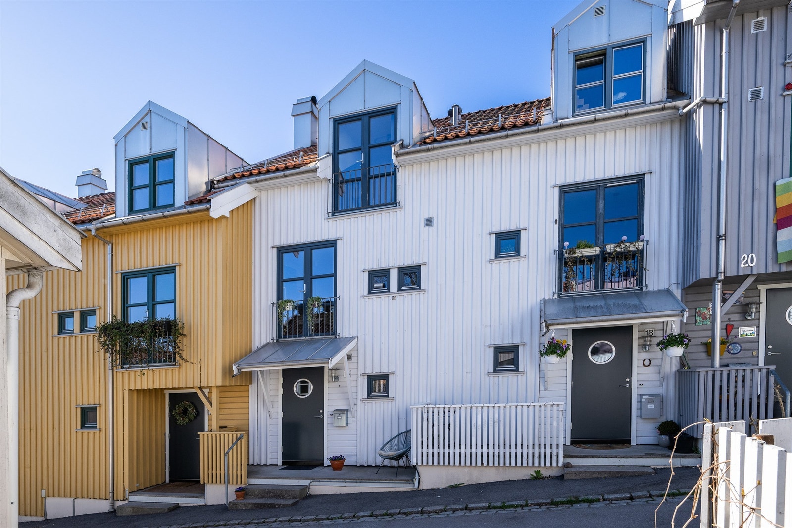 Rekkehuset er en del av Sameiet Urtehagen, som består av 8 seksjoner. Galleribilde