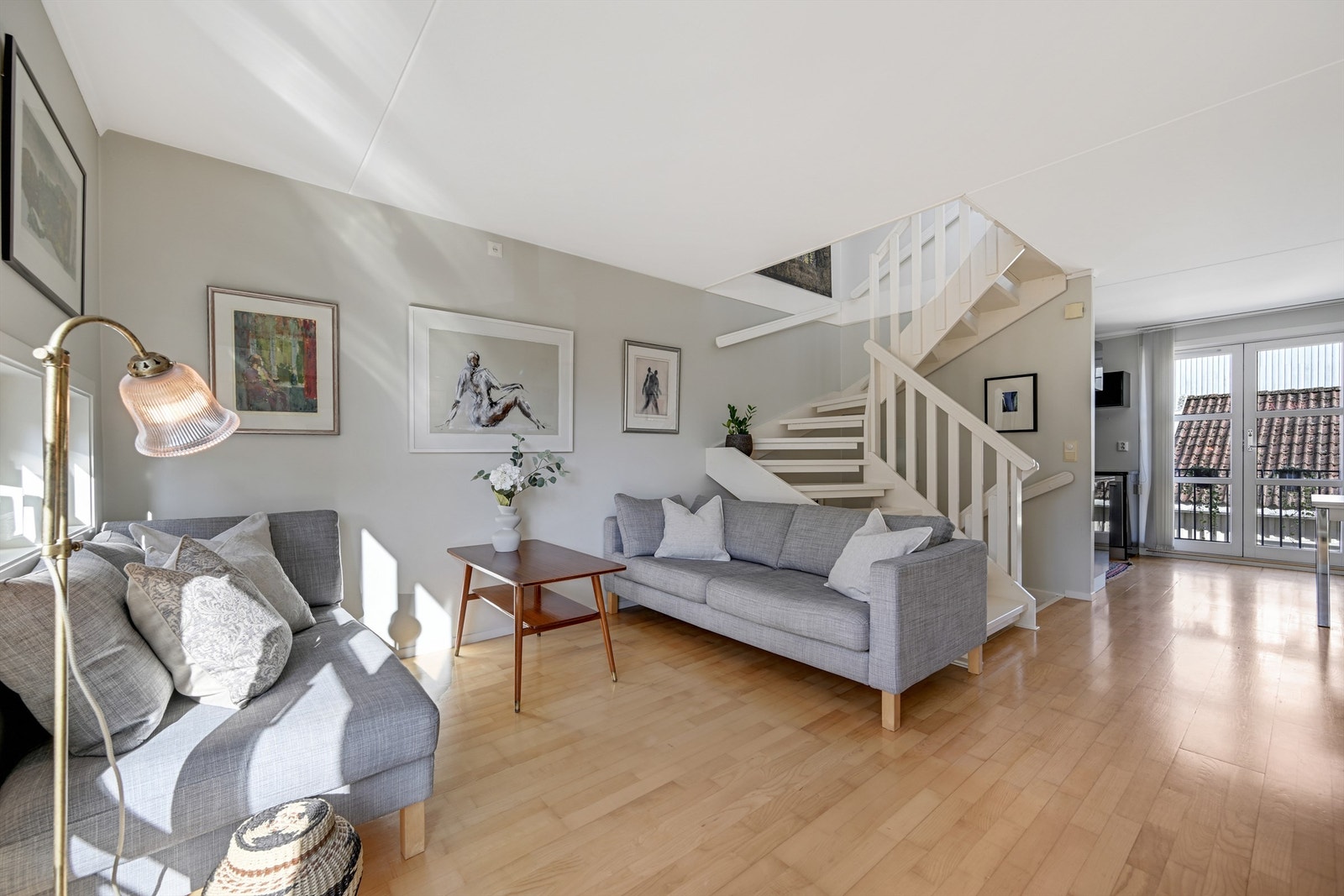 Stuen har god plass til sofagruppe og en gjennomgående parkett på gulvet. Galleribilde