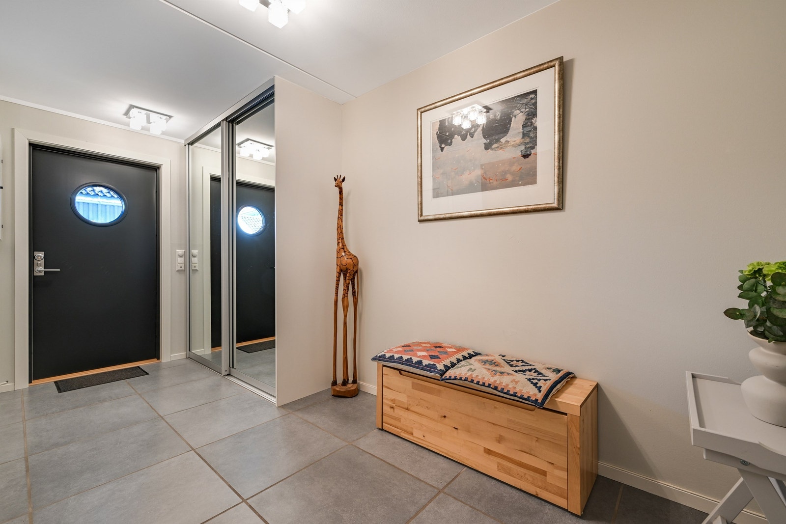 God plass i hallen gir en funksjonell og åpen velkomst. Galleribilde