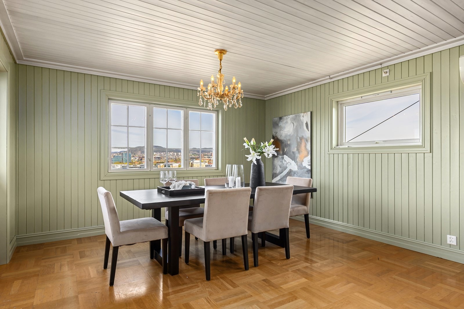Spisestuen ligger i tilknytning til stuen og har plass til et stort spisebord, perfekt for både hverdag og selskaper. Galleribilde