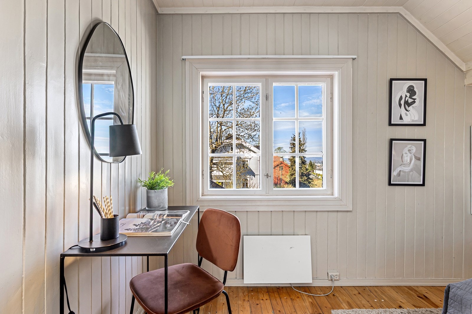 Hjemmekontoret på soverommet har en funksjonell arbeidssone med godt med dagslys fra vinduet, som skaper en behagelig arbeidsatmosfære. Galleribilde