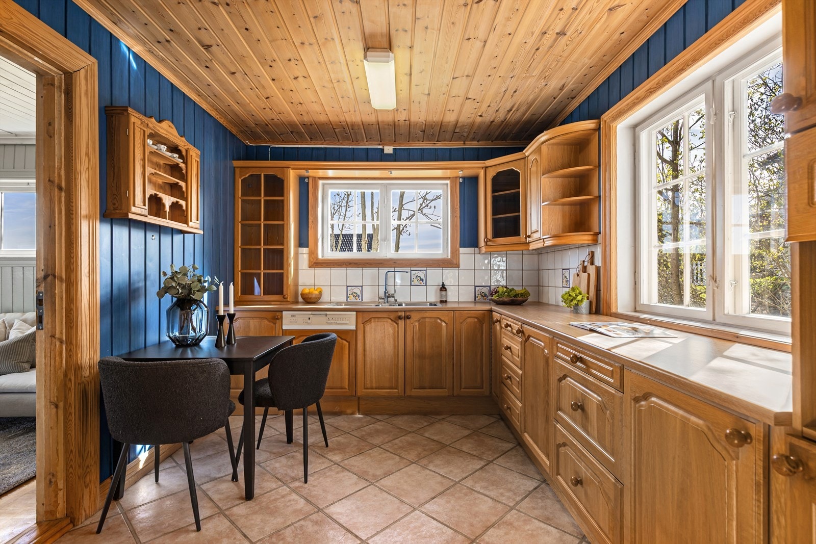 Kjøkkenet fremstår som hyggelig og innbydende med en varm og hjemmekoselig atmosfære. Rommet har plass til en liten spiseplass, perfekt for frokost eller en kopp kaffe. Galleribilde