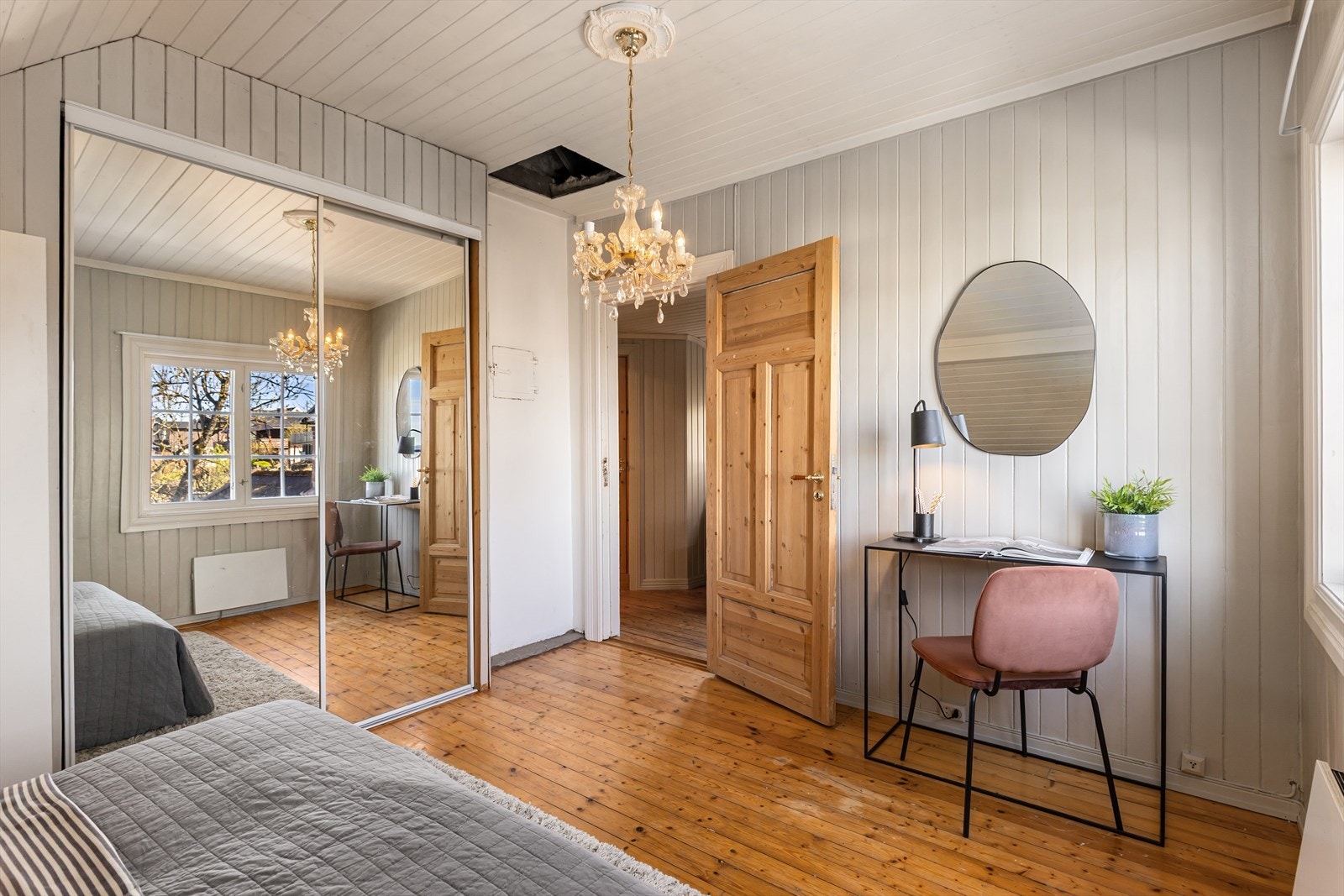 Det er bl.a. fin kontorplass og praktisk garderobeskap i skyvedørsgarderobe Galleribilde