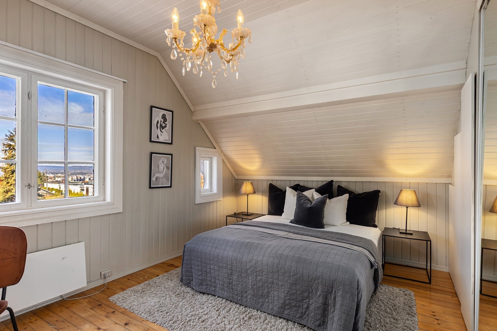 Soverom II i 2 etasje har flott lysinnslipp og fantastisk utsikt. Det er god plass til dobbeltseng, nattbord m.m. Galleribilde