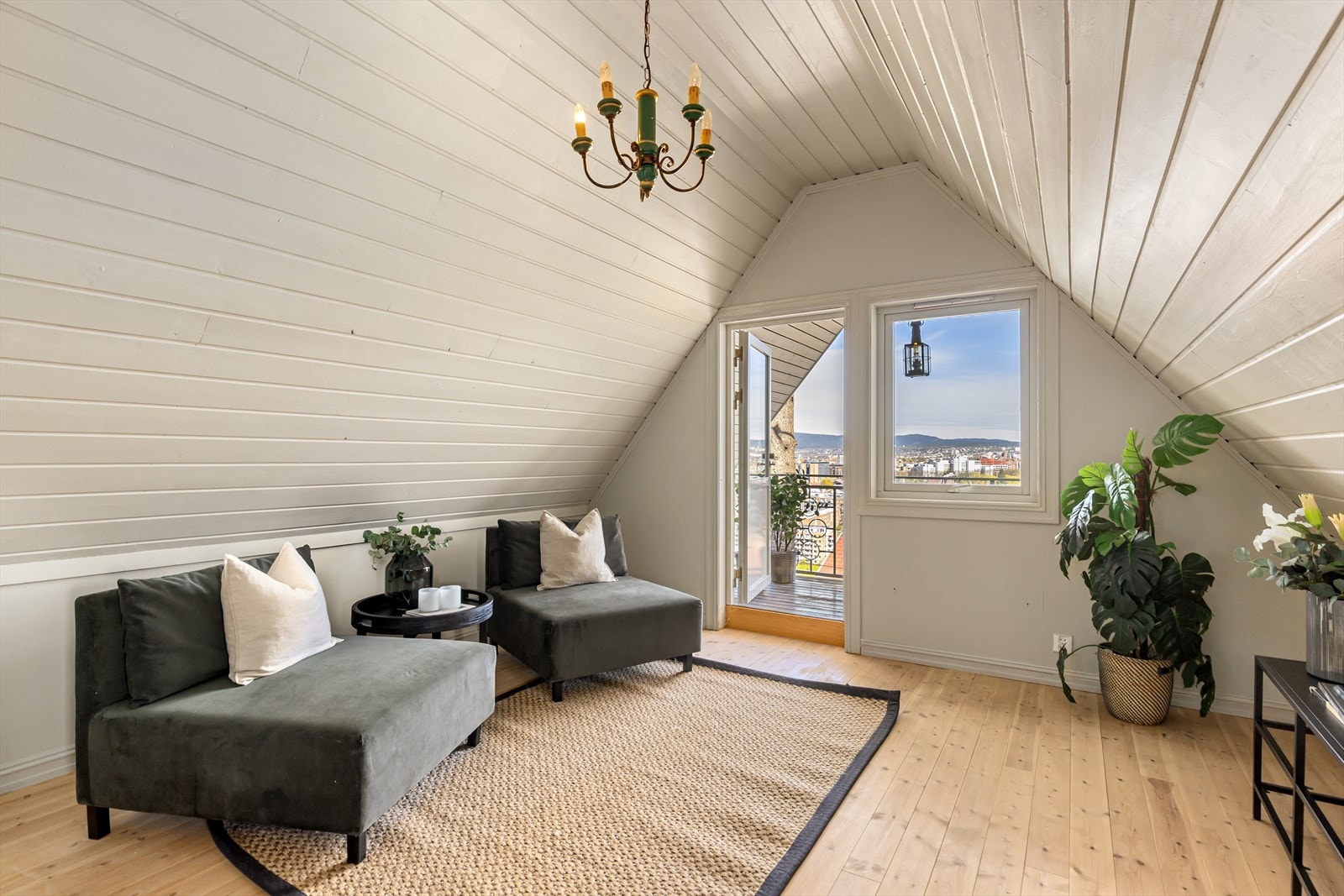 Lys og innbydende soverom/loftstue med skrå himlinger som gir rommet særpreg og karakter. Det er utgang til en fantastisk balkong fra rommet. Galleribilde