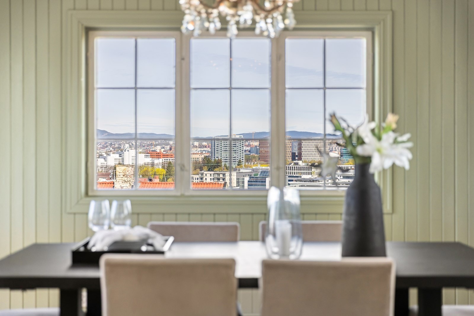 Et harmonisk rom hvor du kan nyte gode måltider med en inspirerende utsikt som bakteppe. Galleribilde