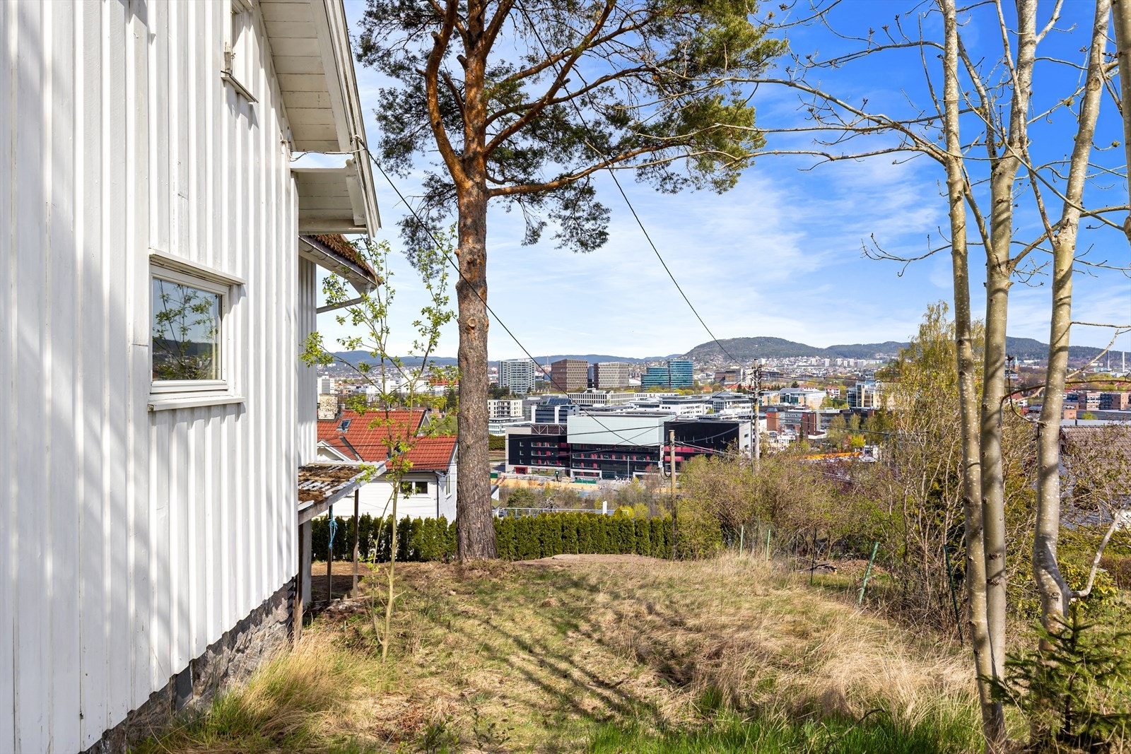 På østsiden av huset er også en fin grønn uteplass Galleribilde