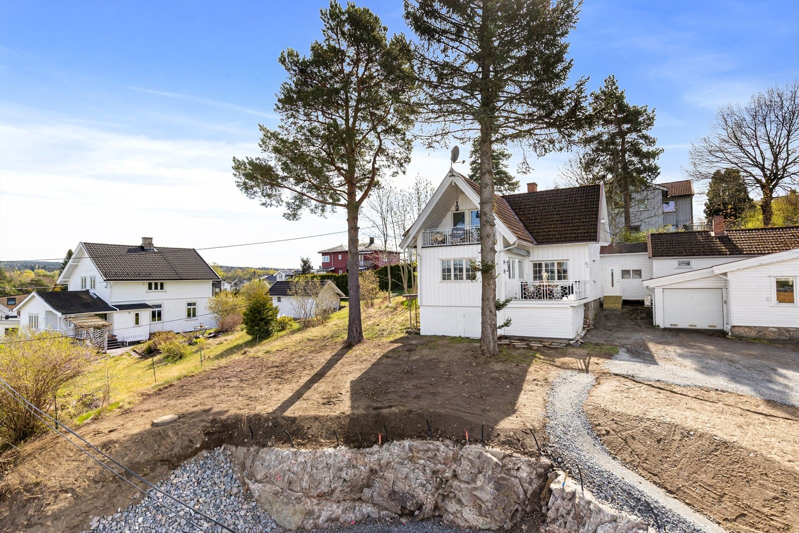 Innholdsrik og sjarmerende enebolig med attraktiv beliggenhet i et rolig og barnevennlig område. Boligen ligger fint til på en høyde med flott utsyn over nærområdet og gode solforhold gjennom dagen. Galleribilde