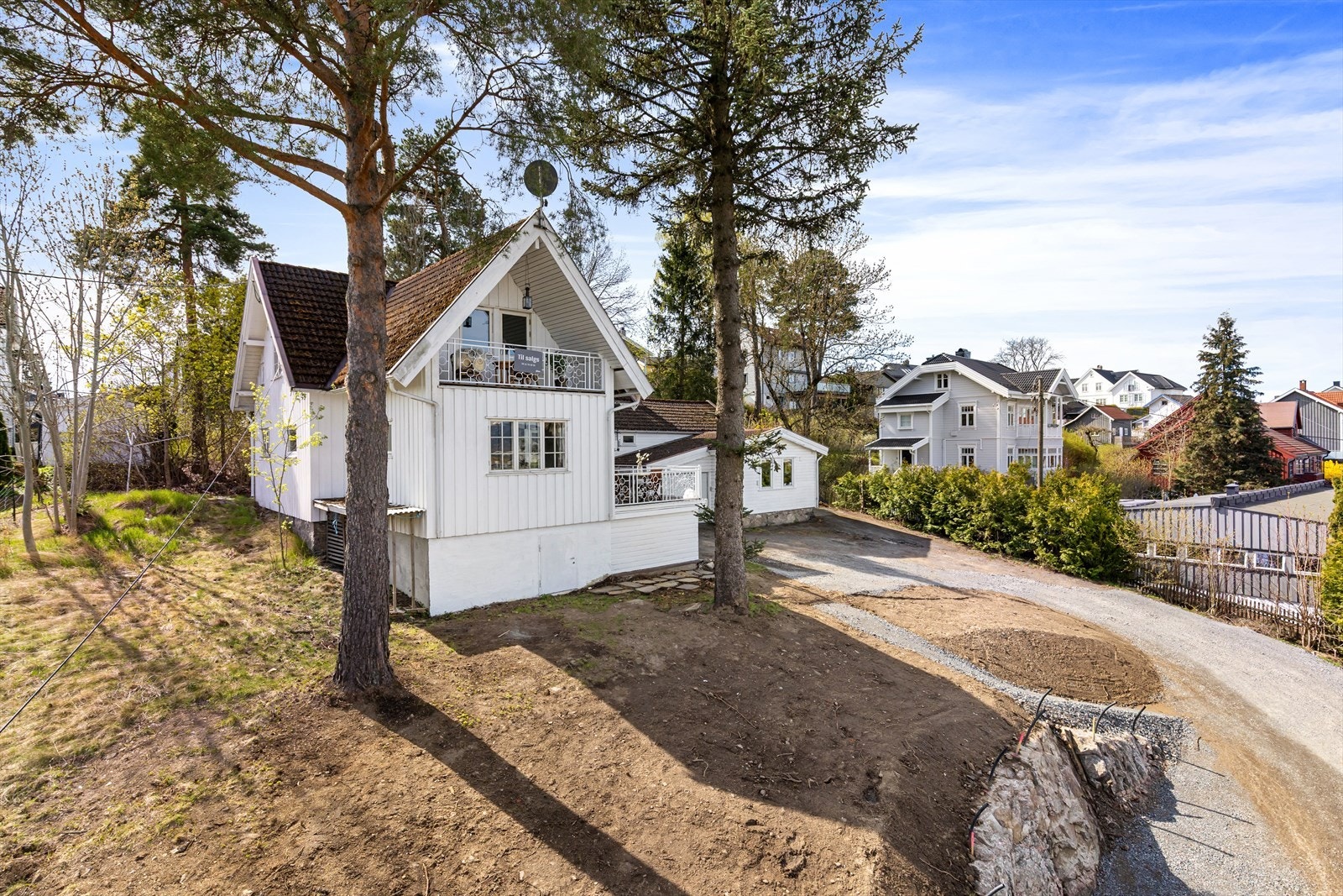 Det er opparbeidet nye fine utearealer som er sådd med gress. Det vil bli anlagt et gjerde mot adkomstveien. Galleribilde