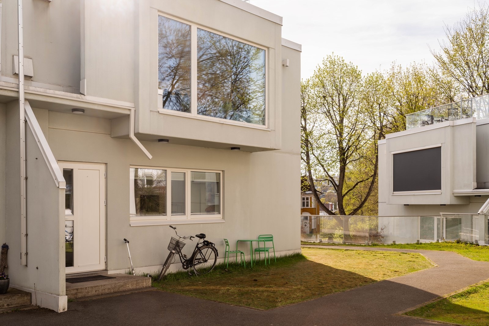 Lekker fasade med innbydende inngangsparti. Galleribilde