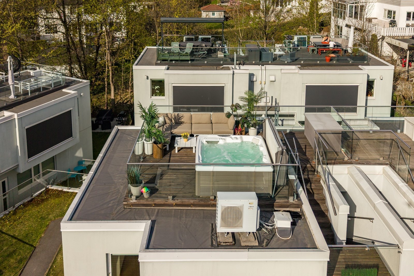 Fra toppetasjen har du trappeoppgang til boligens egne takterrasse. Galleribilde