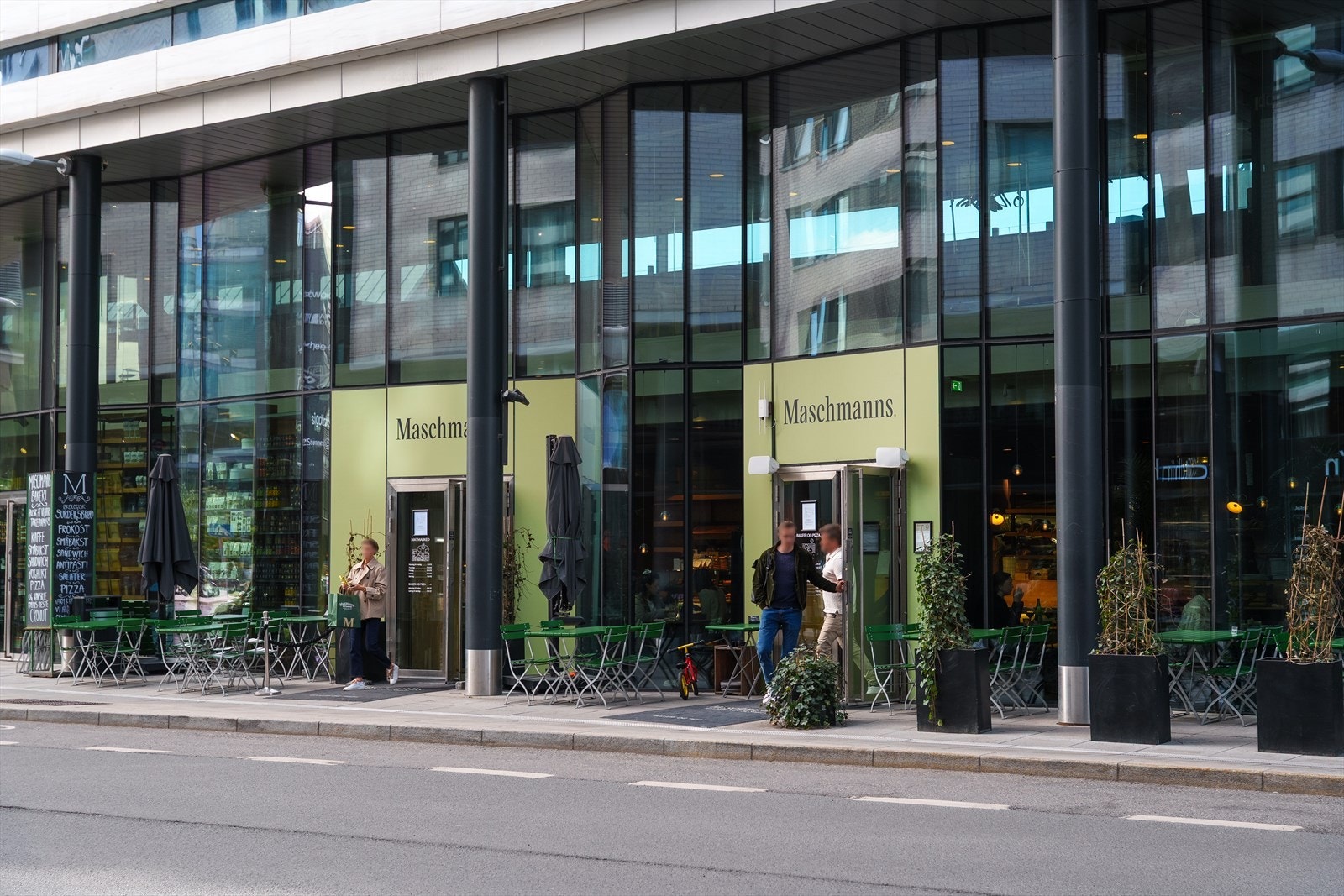 I nærheten finner du også Skøyen Torg, med et bredt utvalg av butikker, kafeer, restauranter og nisjeforretninger. Galleribilde