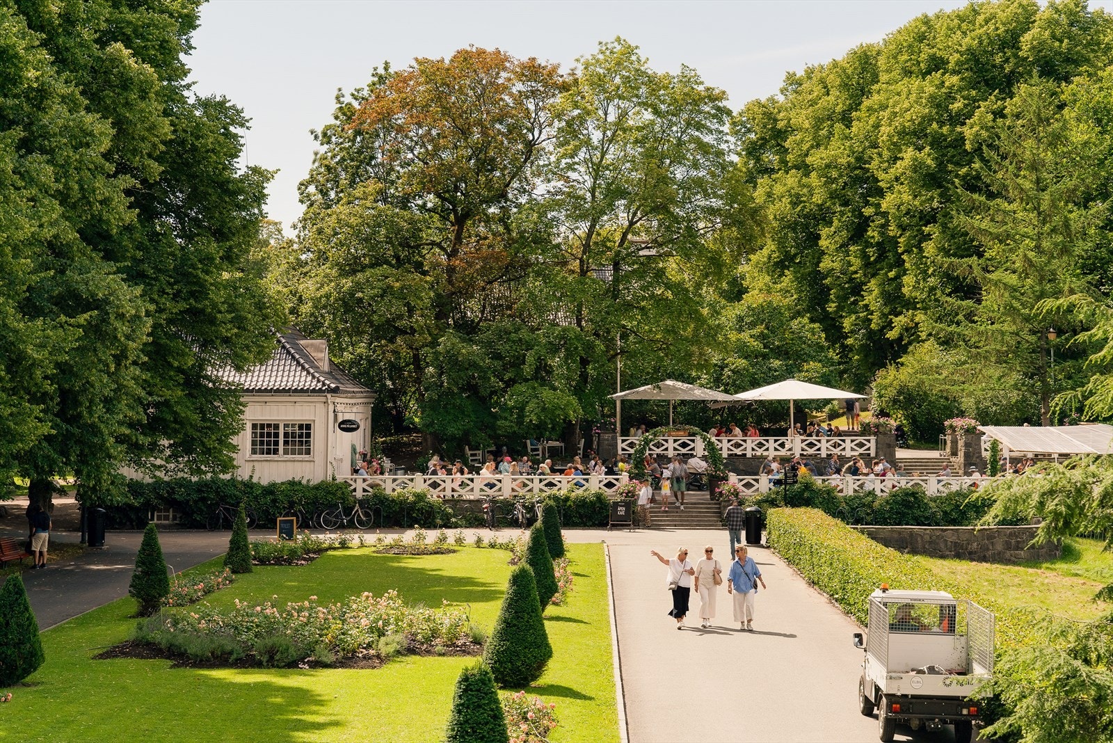 Frognerparken ligger kun en kort gåtur fra boligen, med sine store grøntområder, turstier og vakre dammer! Galleribilde