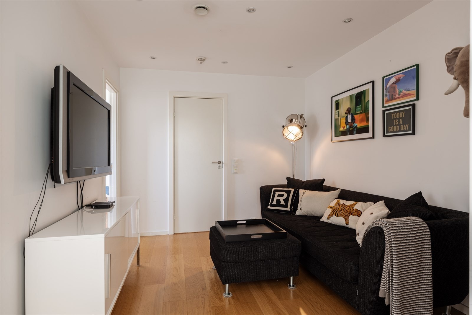 Underetasjen har en funksjonell planløsning med bl.a. fleksibelt allrom som egner seg godt som TV-stue eller lekerom. Galleribilde