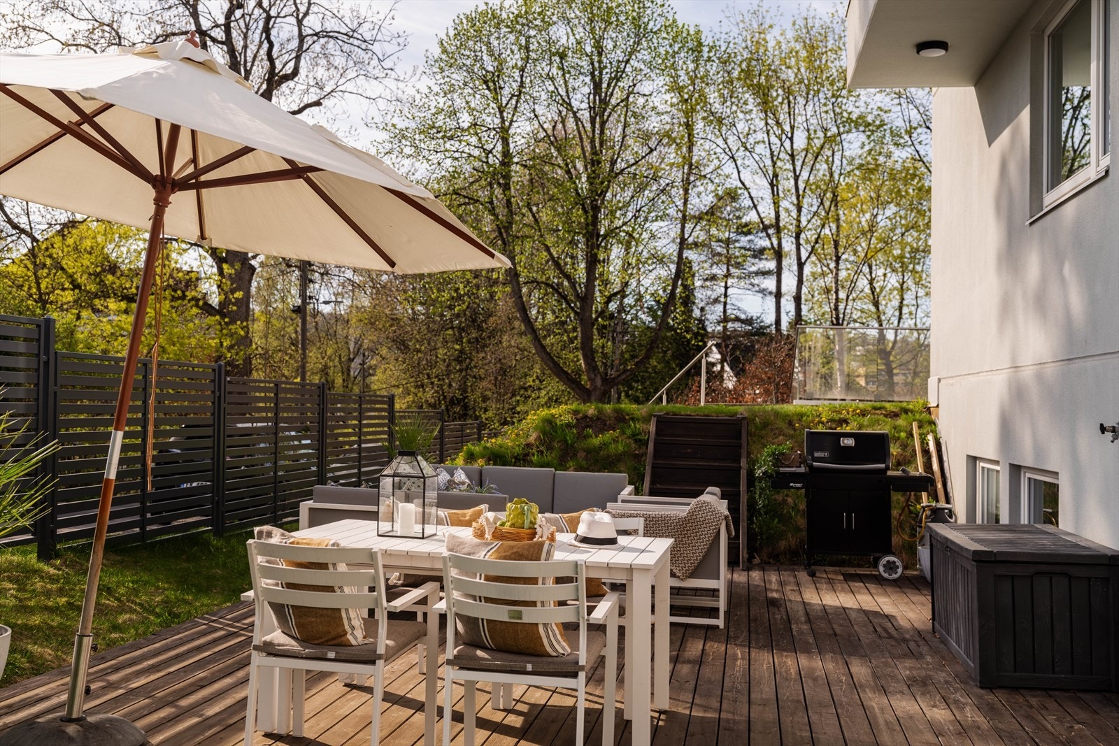 Markterrasse på hele 31 m² og med god plass til både spisebord, sittegruppe og øvrig møblement etter ønske. Galleribilde
