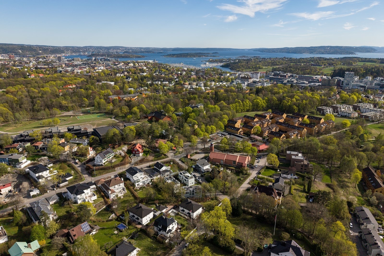 Boligen ligger i et svært ettertraktet villastrøk med kort nærhet til skoler og barnehager samt turområder, offentlig kommunikasjon og dagligvare. Galleribilde