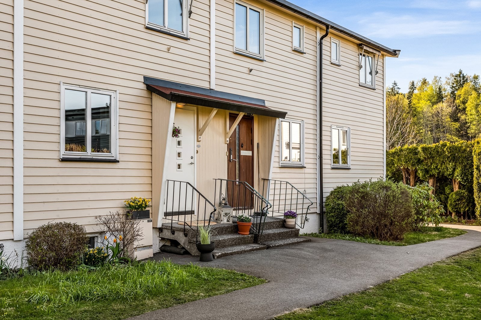 Skogfaret 53F har et attraktiv beliggenhet i et etablert og fredelig boligområde. Nabolaget er kjent for et godt miljø og passer for barnefamilier, med grønne fellesområder og lekeplasser i umiddelbar nærhet. Galleribilde