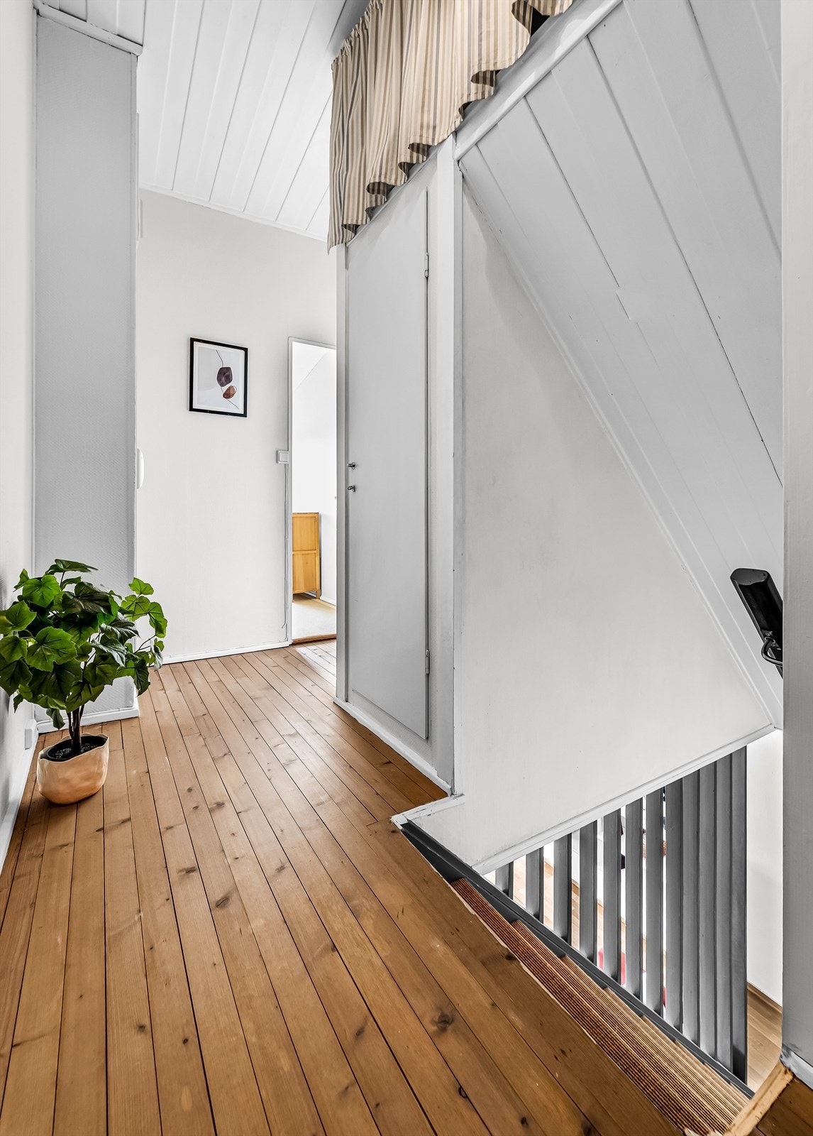 Her finner man 3 soverom og bad. Familievennlig planløsning. Galleribilde