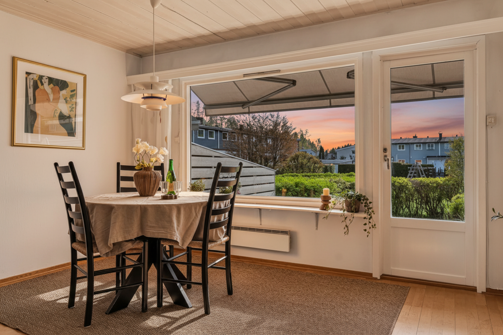 Første etasjen har en romslig stue med gode soner for ulike innredningsmuligheter. Store vindusflater mot syd, og hyggelig utsyn mot huseierforeningens grøntområder. Galleribilde